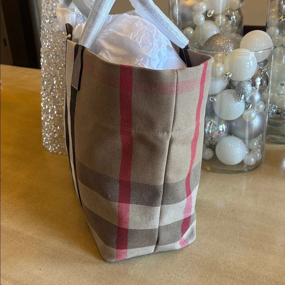 NWT Burberry Classic Checkered Canvas Tote - Picture 3 of 10
